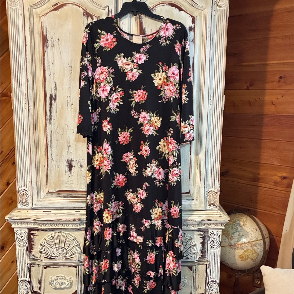 Chic Black Floral Maxi Dress